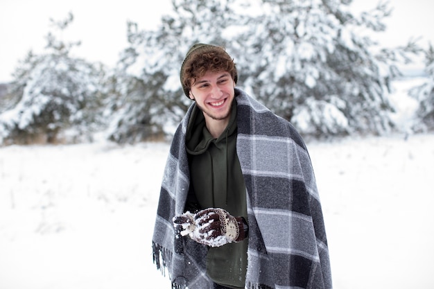Photo gratuite jeune s'amusant dans la neige