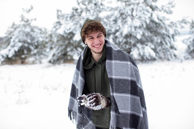 Jeune s'amusant dans la neige