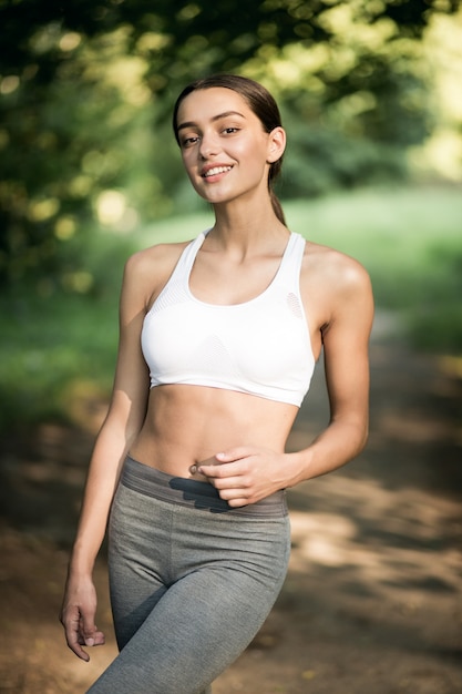 Jeune santé bouteille plaisir belle fille