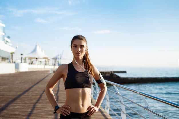 jeune, séduisant, fitness, girl, à, côte mer, sur, mur