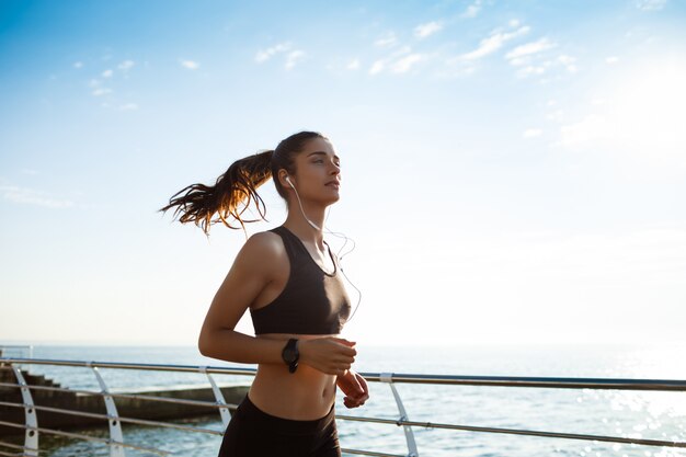 jeune, séduisant, fitness, girl, jogging, bord mer