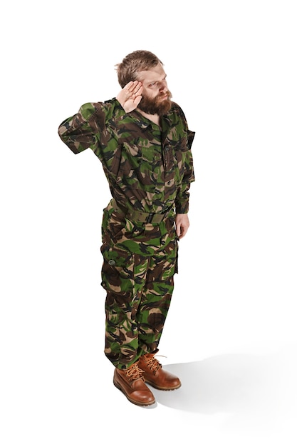 Jeune soldat de l'armée portant l'uniforme de camouflage isolé sur blanc