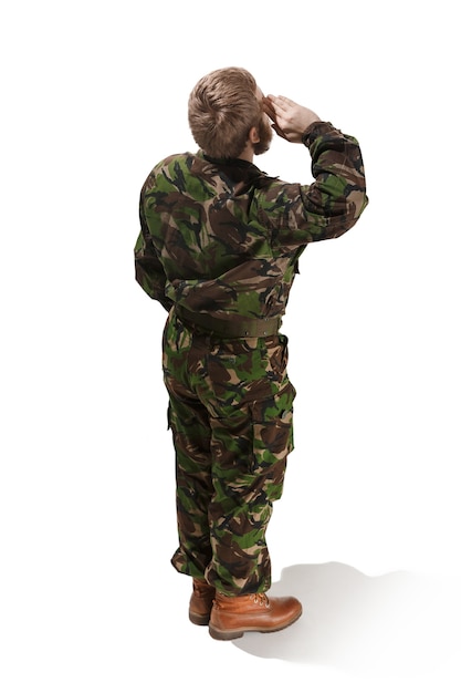 Jeune Soldat De L'armée Portant L'uniforme De Camouflage Isolé Sur Blanc