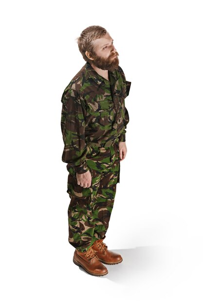 Jeune soldat de l'armée portant l'uniforme de camouflage isolé sur blanc