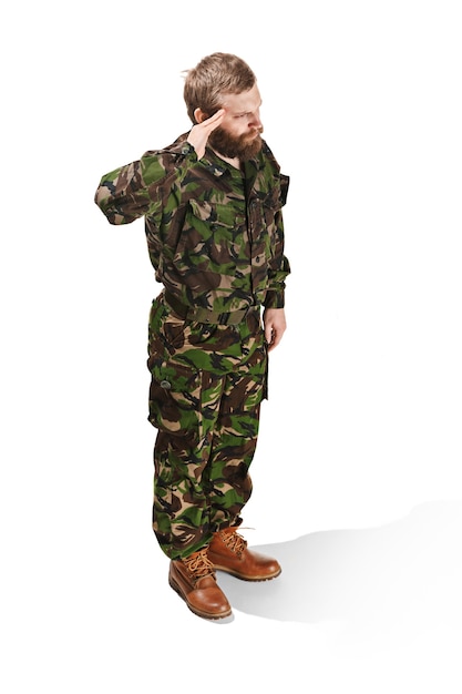 Jeune soldat de l'armée portant l'uniforme de camouflage isolé sur blanc