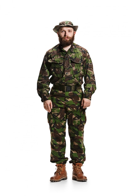 Jeune soldat de l'armée portant l'uniforme de camouflage isolé sur blanc