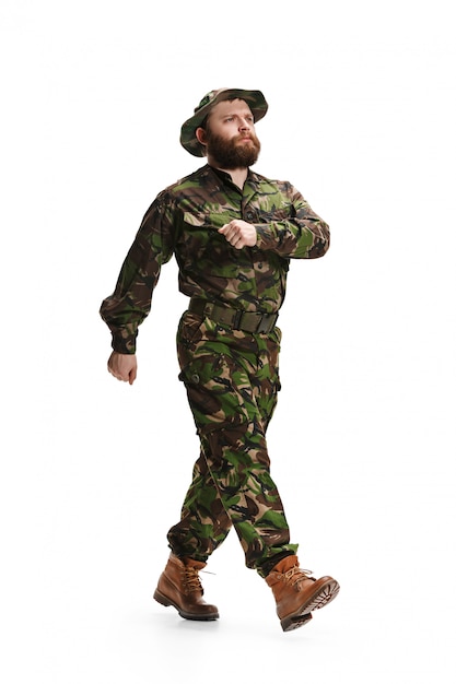 Jeune soldat de l'armée portant l'uniforme de camouflage isolé sur blanc