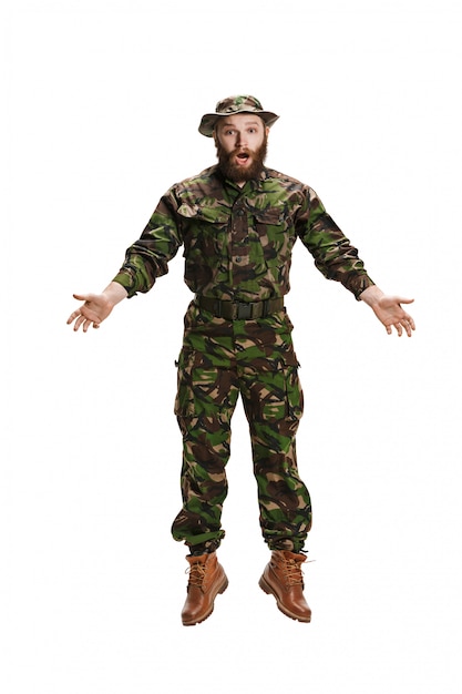 Jeune soldat de l'armée portant l'uniforme de camouflage isolé sur blanc