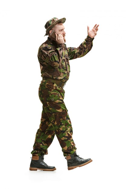 Jeune soldat de l'armée portant l'uniforme de camouflage isolé