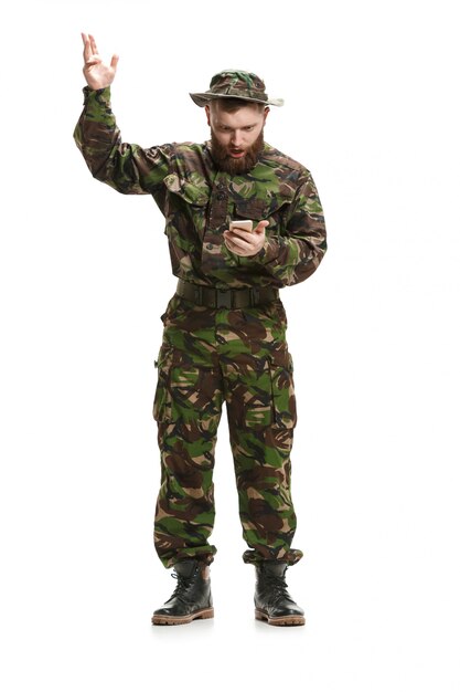 Jeune soldat de l'armée portant l'uniforme de camouflage isolé