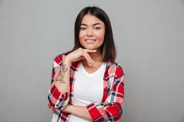 Jeune, Sourire, femme, debout, gris, mur