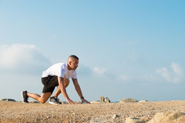 Un jeune sportif chauve se prépare pour le marathon