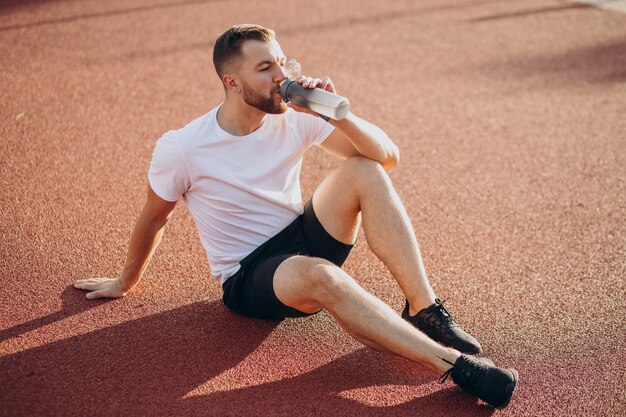 Jeune sportif de l'eau potable au stade