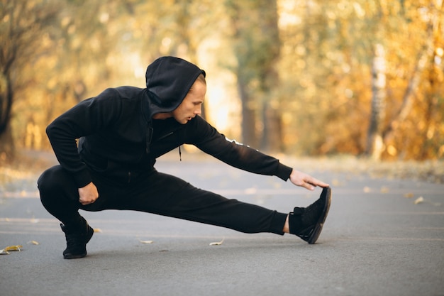 Jeune sportif exerçant dans le parc