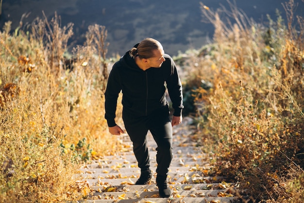 Photo gratuite jeune sportif exerçant dans le parc