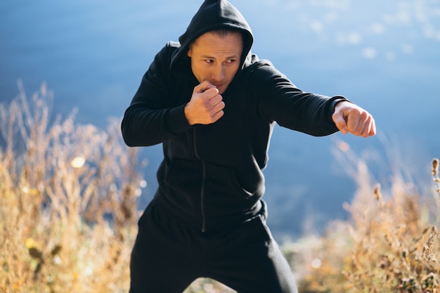 Jeune Sportif Exerçant Dans Le Parc