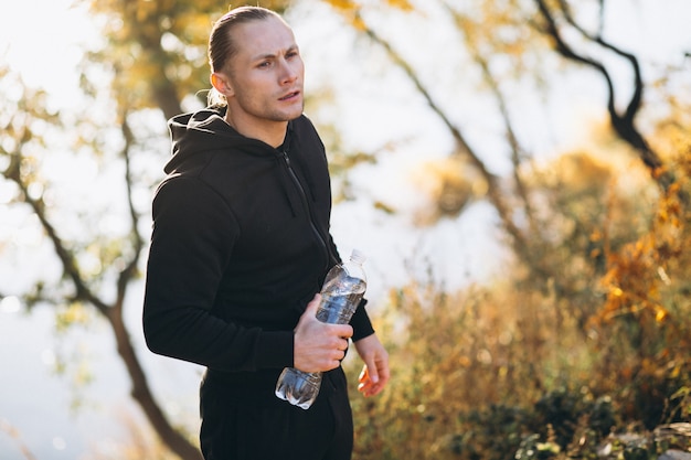 Jeune sportif exerçant dans le parc