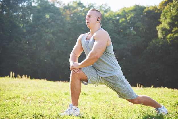 Un jeune sportif se prépare pour l'entraînement sportif et de remise en forme en plein air.