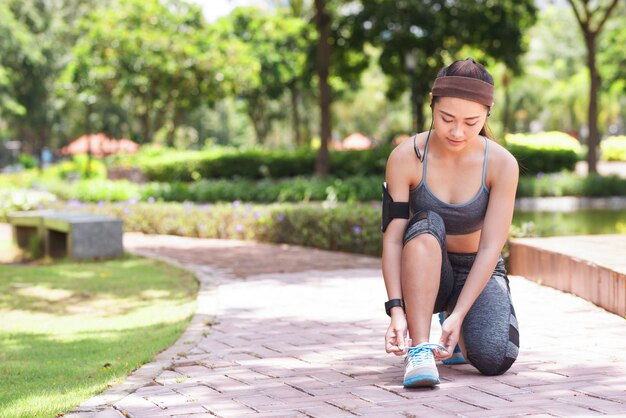 Jeune sportive, attacher, lacet, dans parc