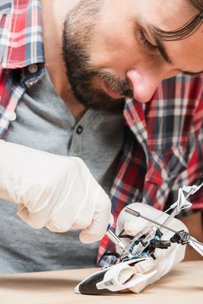 Jeune technicien réparant un jouet d&#39;hélicoptère