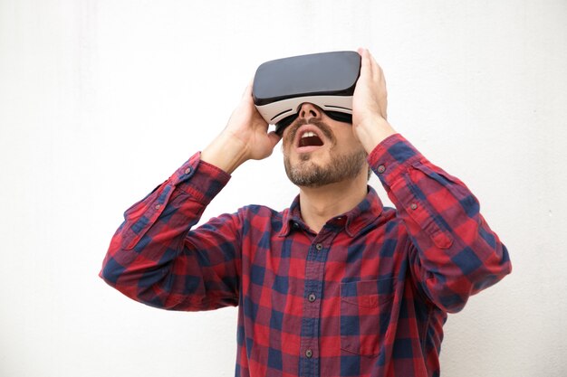 Jeune testeur agité confronté à un casque VR