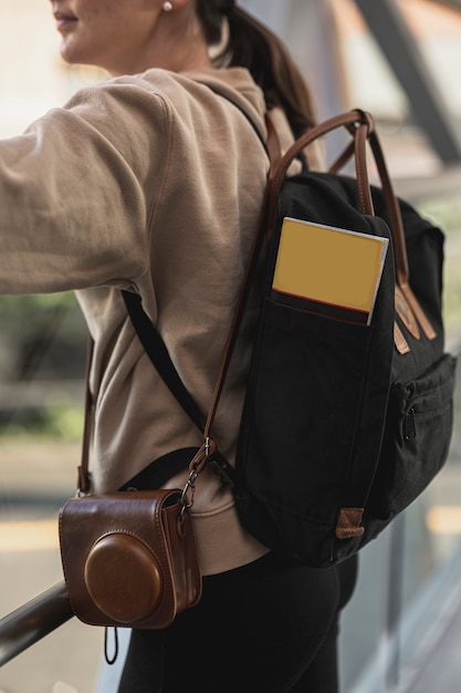 Jeune touriste femme avec un sac à dos