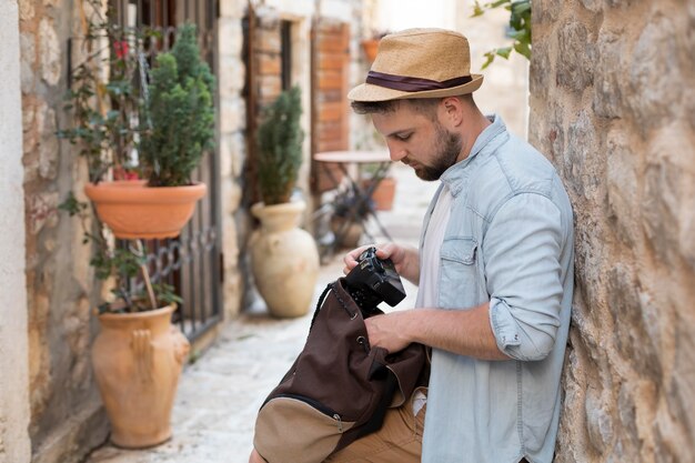 Jeune touriste masculin au Monténégro