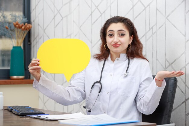 Jeune travailleur de la santé tenant une bulle d'idée et ne sachant pas quoi faire Photo de haute qualité