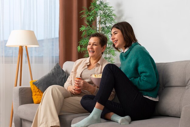 Un jeune et un vieux couple de meilleurs amis