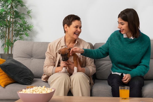 Photo gratuite un jeune et un vieux couple de meilleurs amis