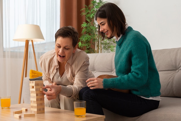 Photo gratuite un jeune et un vieux couple de meilleurs amis