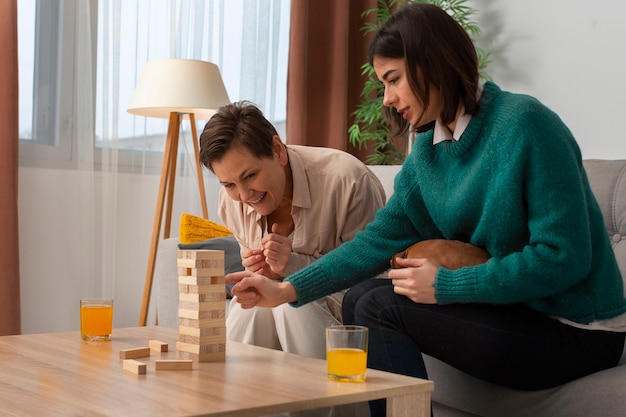 Photo gratuite un jeune et un vieux couple de meilleurs amis