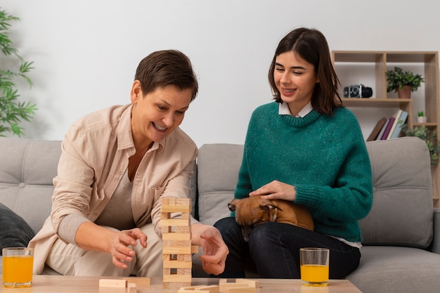 Un jeune et un vieux couple de meilleurs amis