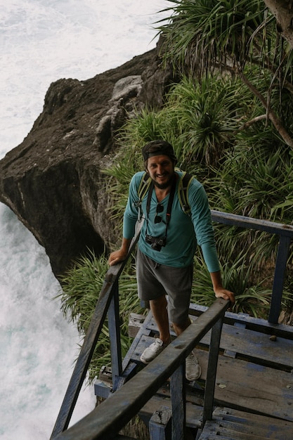 Jeune voyageur barbu avec un appareil photo