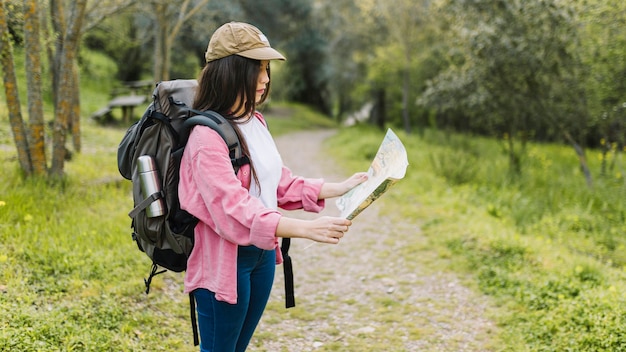 Jeune voyageur avec carte