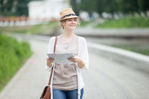 Jeune voyageur, femme, chapeau de paille, marche, carte, voyage