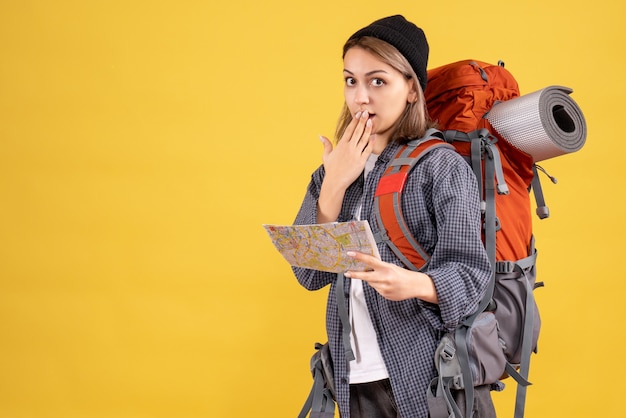 jeune voyageur surpris avec un sac à dos tenant une carte