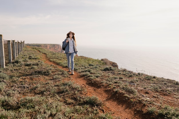 Jeune voyageuse appréciant la paix autour d'elle