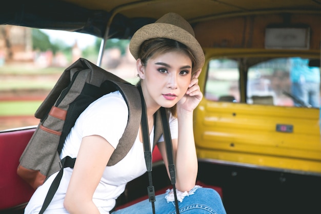 Jeune voyageuse asiatique avec sac à dos voyageant dans la province d'Ayutthaya, Thaïlande