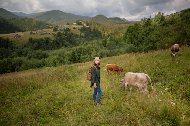 Photo gratuite jeune voyageuse profitant d'un environnement rural