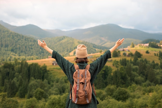 Photo gratuite jeune voyageuse profitant d'un environnement rural