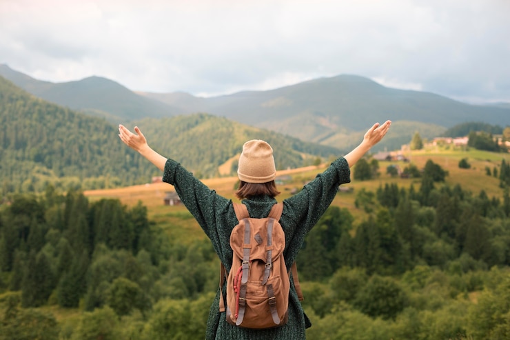 Photo gratuit jeune voyageuse profitant d'un environnement rural