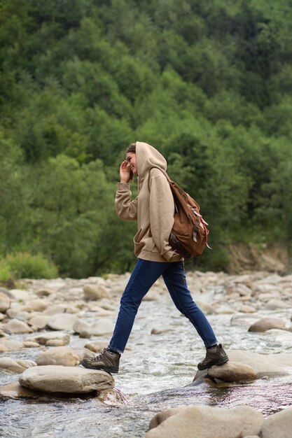 Jeune voyageuse profitant d'un environnement rural