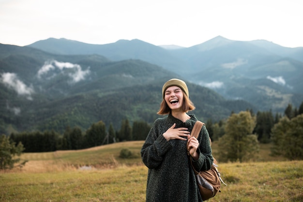 Jeune voyageuse profitant d'un environnement rural