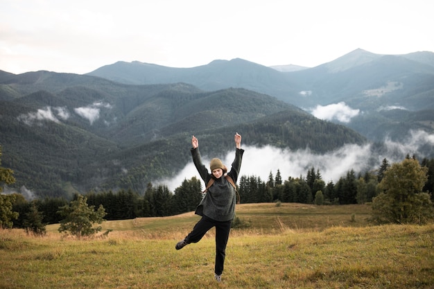 Jeune voyageuse profitant d'un environnement rural