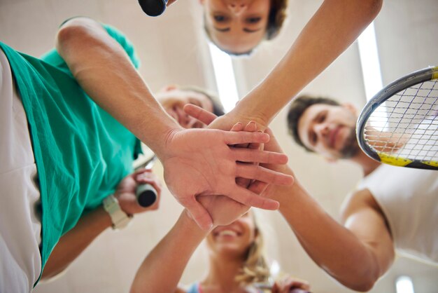 Jeunes actifs jouant au squash