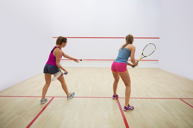 Jeunes Actifs Jouant Au Squash