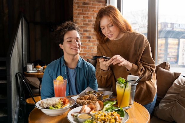 Jeunes adultes appréciant la nourriture