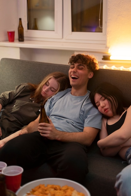 Photo gratuite jeunes adultes après avoir joué au beer pong