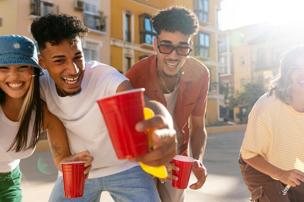 Jeunes adultes ayant une fête de quartier